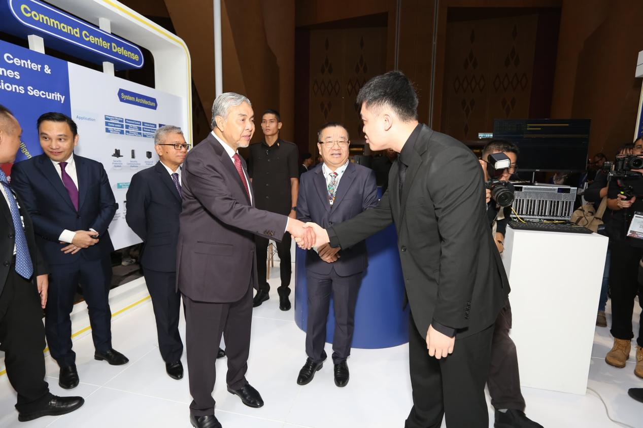 1751509257109171.png 馬來西亞副首相到訪北信源展臺.png